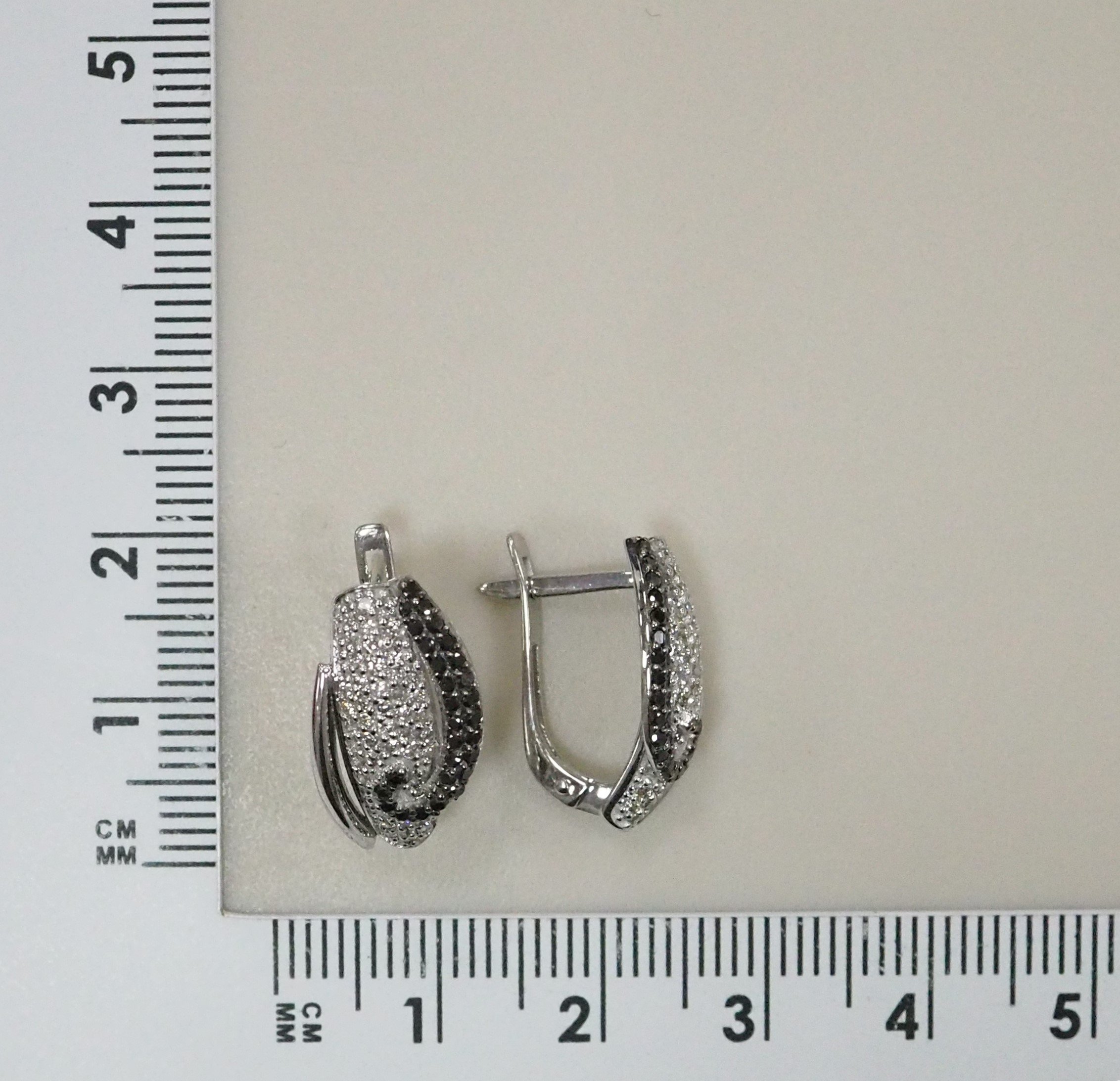 Серьги из белого золота с бриллиантами